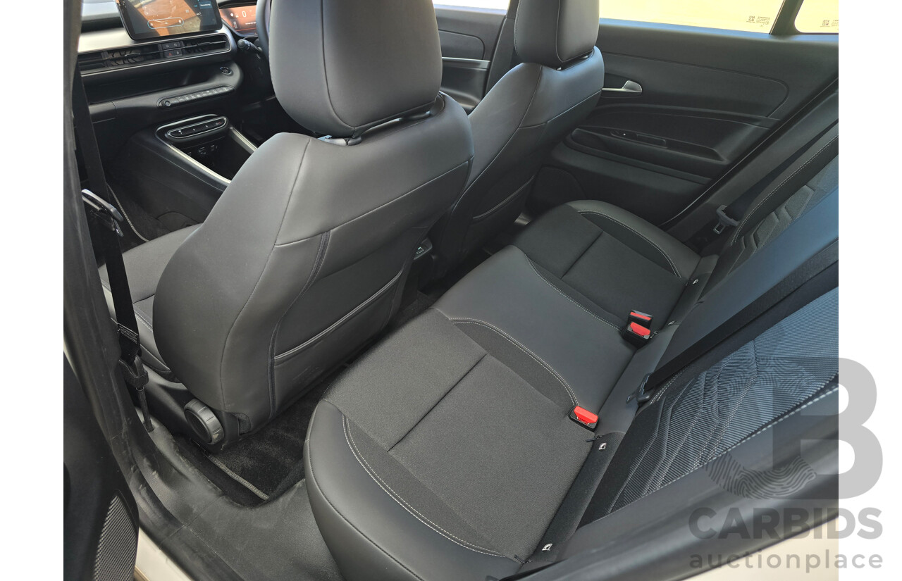 09/2024 Jeep Avenger Limited JJ MY24 4d Wagon Snow White with Volcano Black Roof Dedicated Electric EV 115kw
