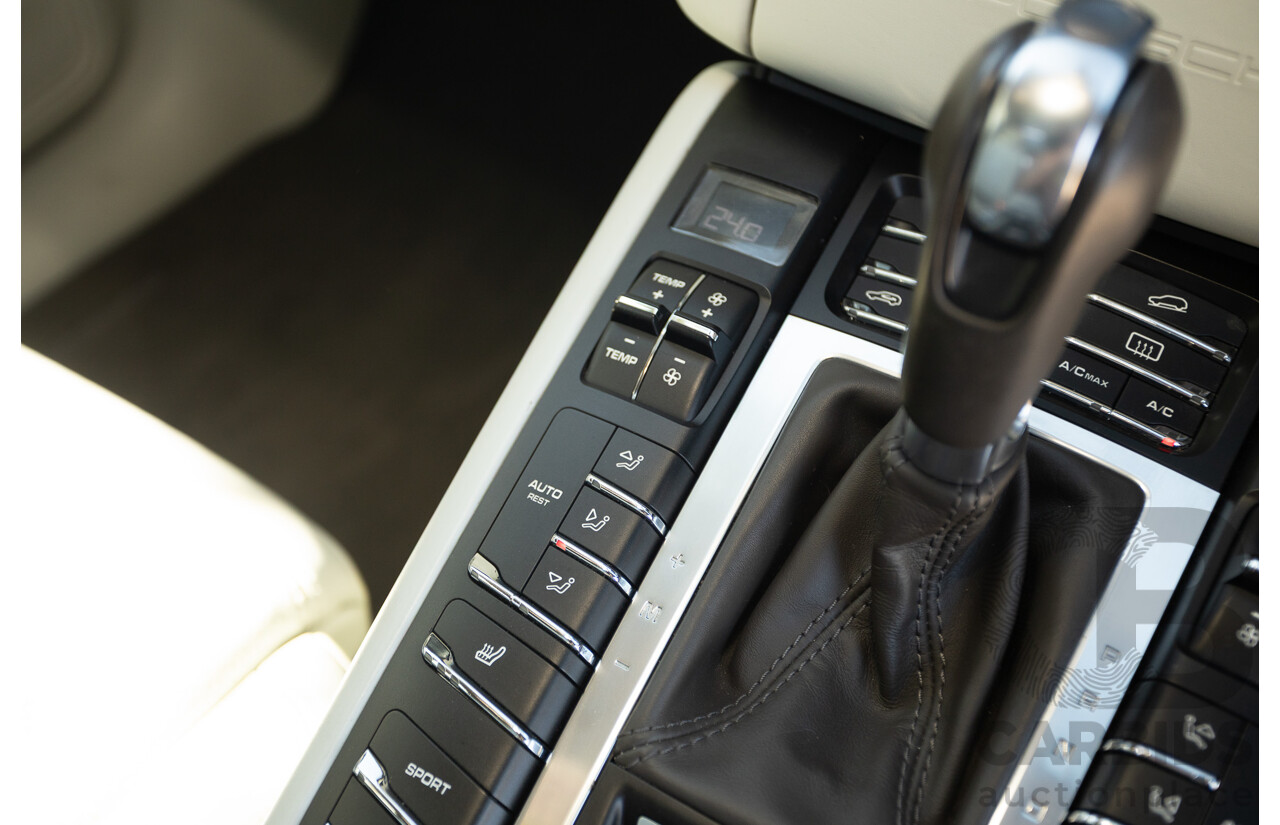 04/2015 Porsche Macan Turbo (AWD) 95B MY15 4d Wagon Sapphire Blue Metallic Twin Turbo V6 3.6L