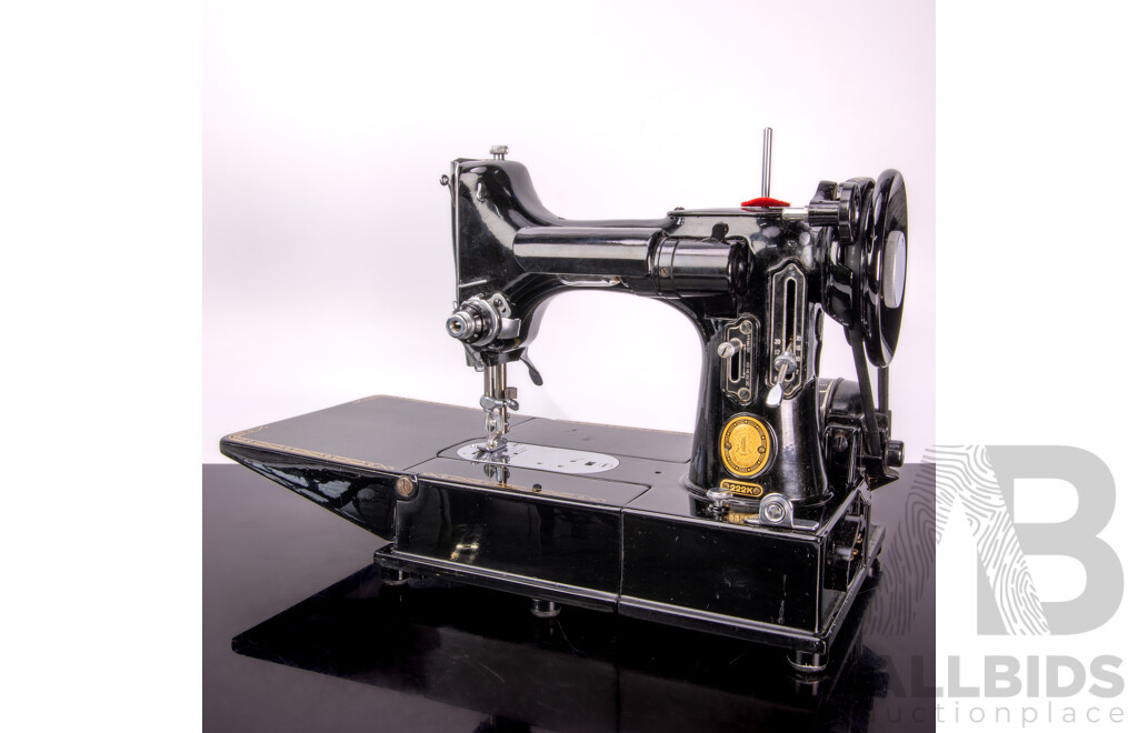 Vintage Singer Featherweight Convertible 222K with Instruction Booklet and Hard Carry Case