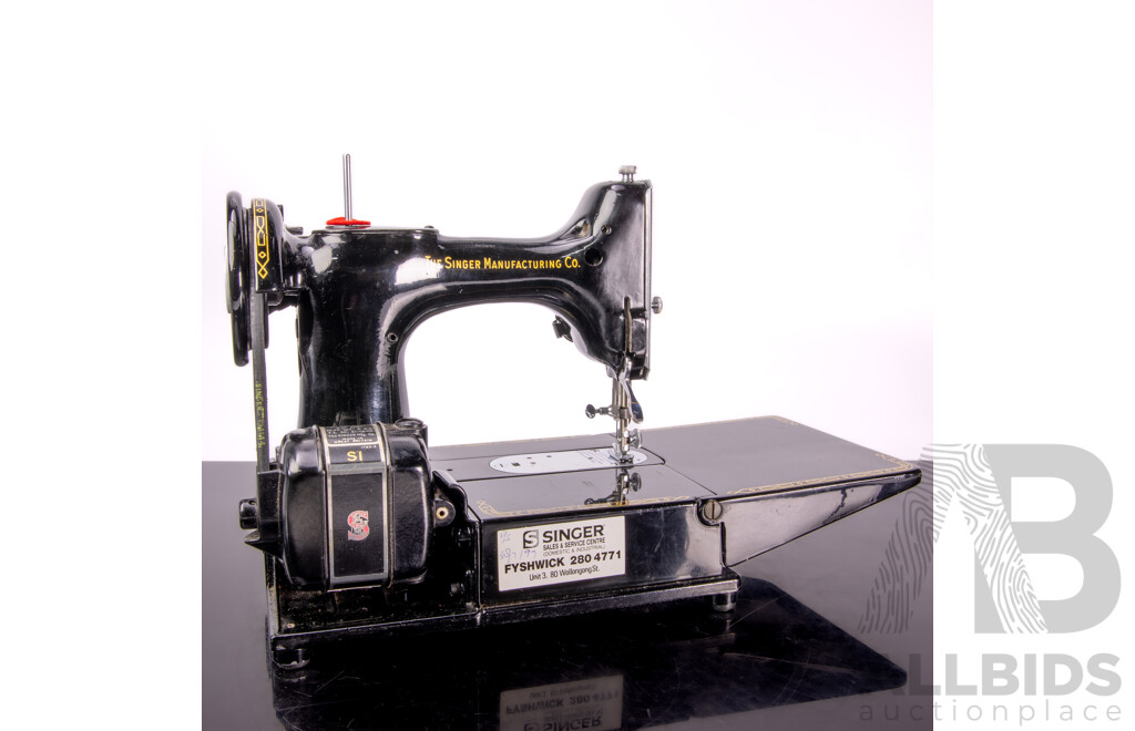 Vintage Singer Featherweight Convertible 222K with Instruction Booklet and Hard Carry Case