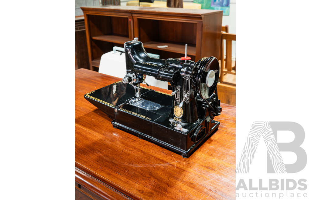 Vintage Singer Featherweight Convertible 222K with Instruction Booklet and Hard Carry Case