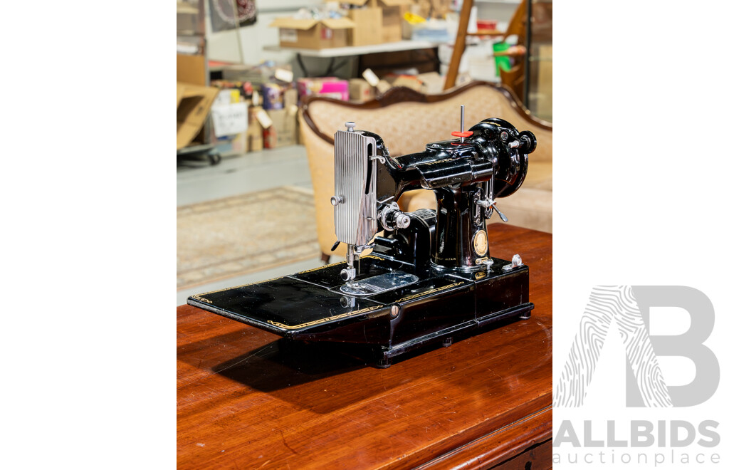 Vintage Singer Featherweight Convertible 222K with Instruction Booklet and Hard Carry Case