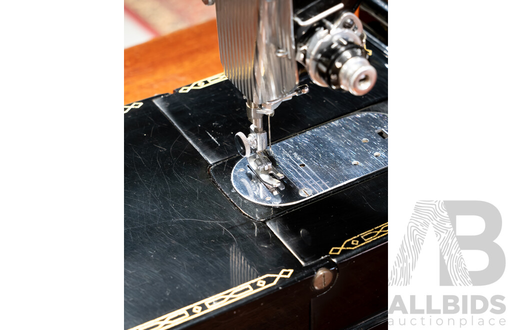 Vintage Singer Featherweight Convertible 222K with Instruction Booklet and Hard Carry Case