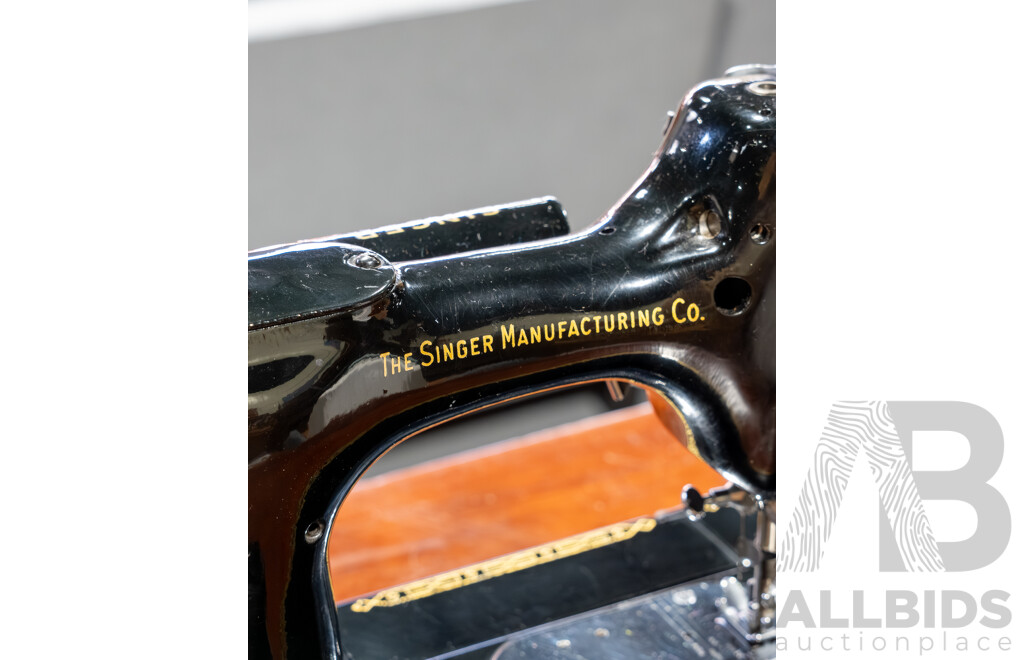 Vintage Singer Featherweight Convertible 222K with Instruction Booklet and Hard Carry Case