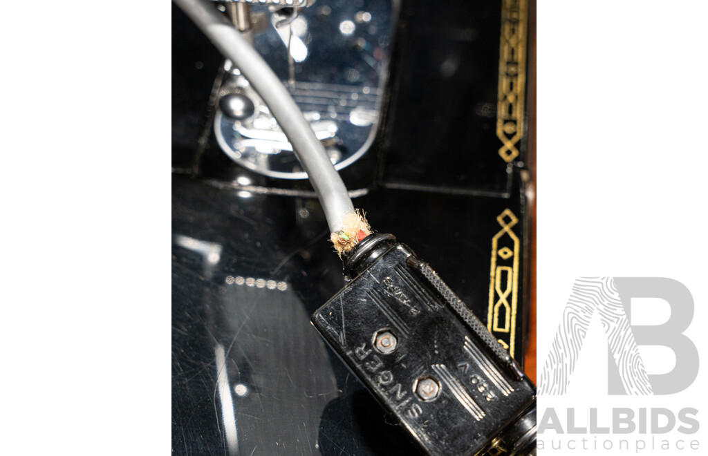 Vintage Singer Featherweight Convertible 222K with Instruction Booklet and Hard Carry Case