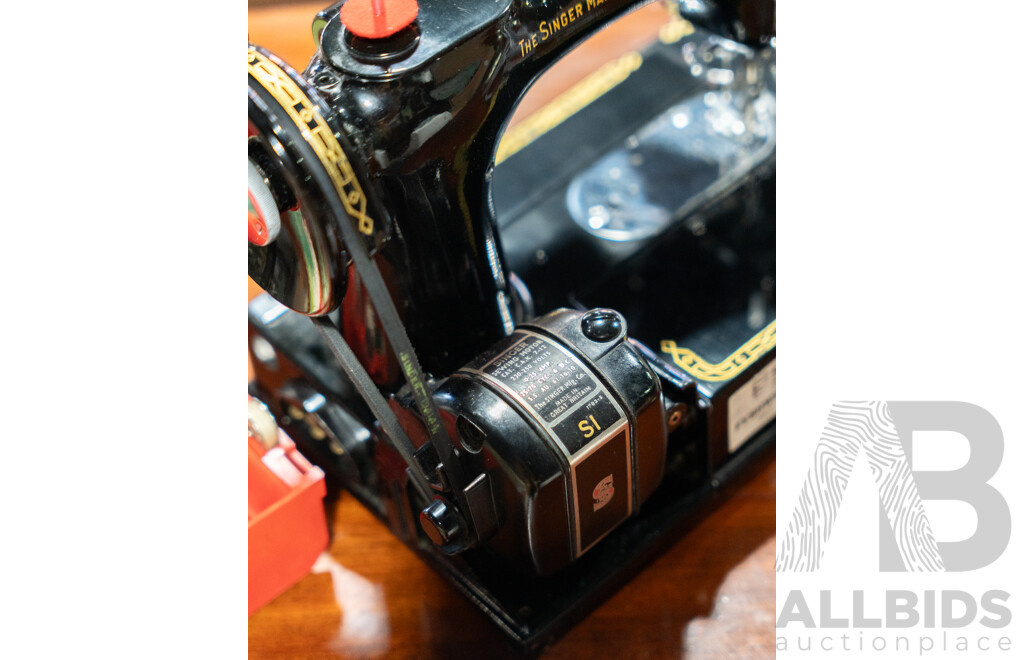 Vintage Singer Featherweight Convertible 222K with Instruction Booklet and Hard Carry Case