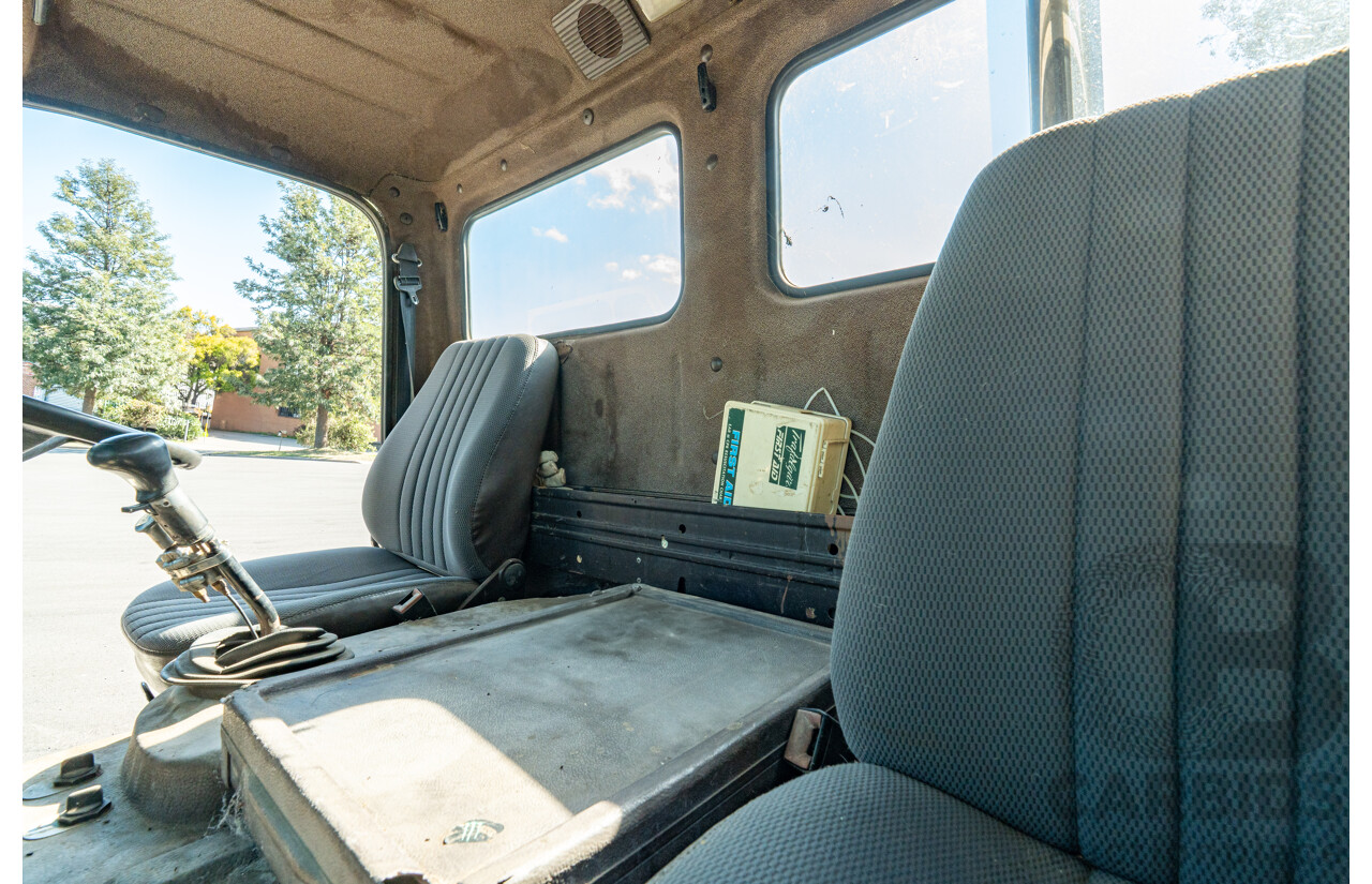 12/1986 Mercedes Benz, 6 Cylinder Diesel, 1422 V Series with Jetting Body