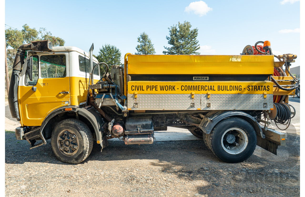 12/1986 Mercedes Benz, 6 Cylinder Diesel, 1422 V Series with Jetting Body