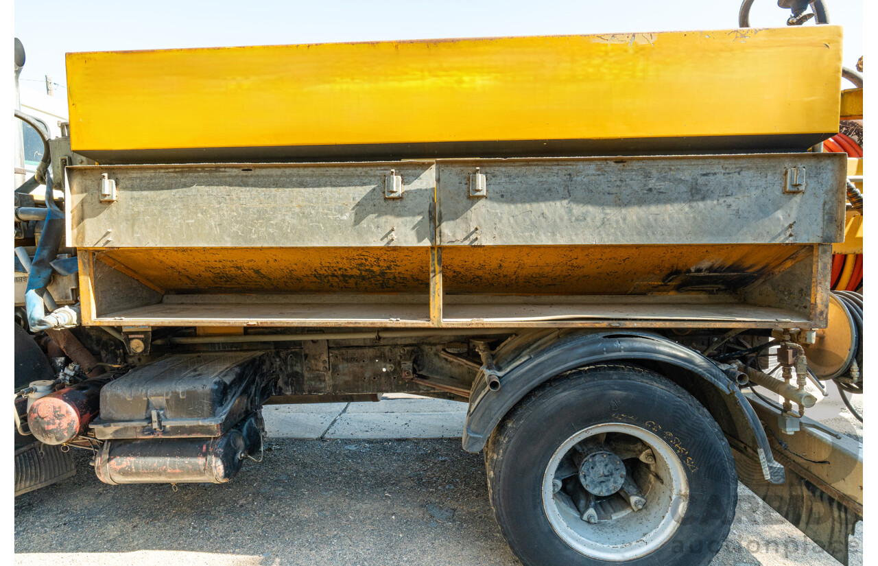 12/1986 Mercedes Benz, 6 Cylinder Diesel, 1422 V Series with Jetting Body