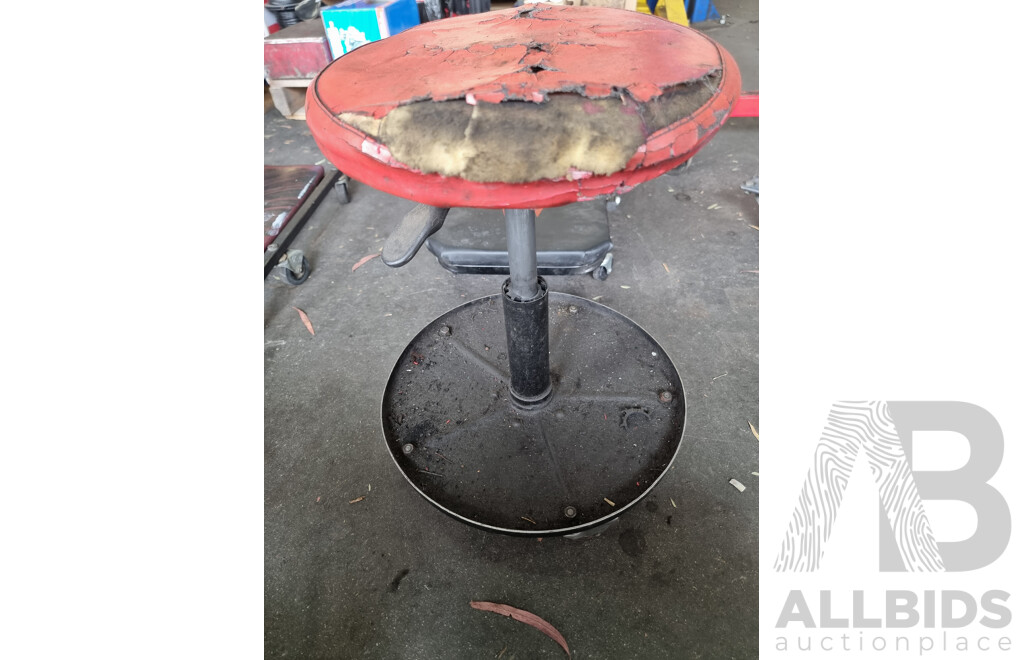 Assorted Job Lot - Wheeled Padded Stool & MechPro Mechanics Wheeled Lay-down Creeper ETC