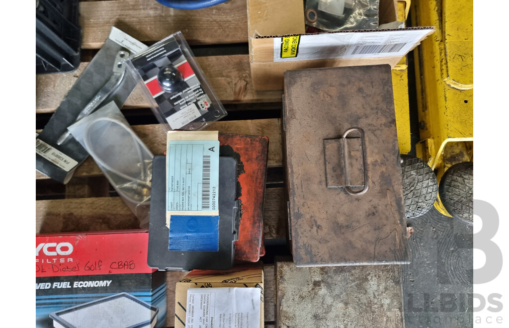 Assorted Job Lot - Pallet of Assorted Car Part ETC