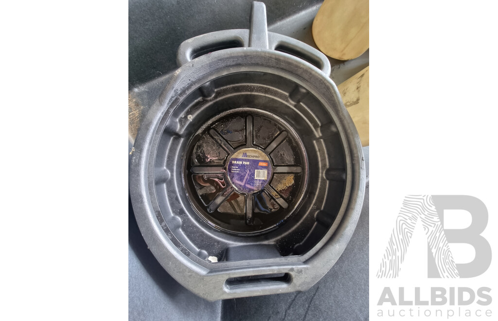 Assorted Job Lot - Plastic Oil Filler Cans & Plastic Oil Tubs ETC