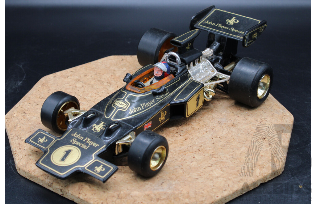 JOHN PLAYER SPECIAL CORGI 1:18 F1 Lotus Driver Colin Chapman