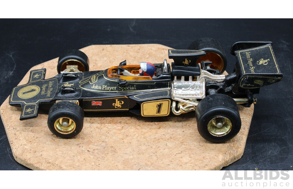 JOHN PLAYER SPECIAL CORGI 1:18 F1 Lotus Driver Colin Chapman