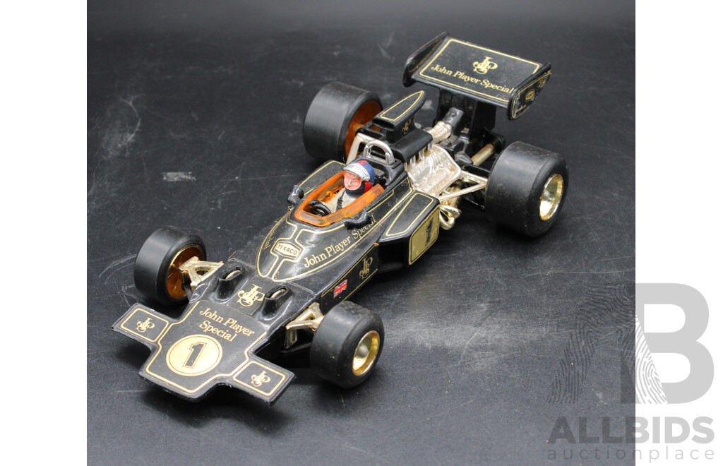JOHN PLAYER SPECIAL CORGI 1:18 F1 Lotus Driver Colin Chapman