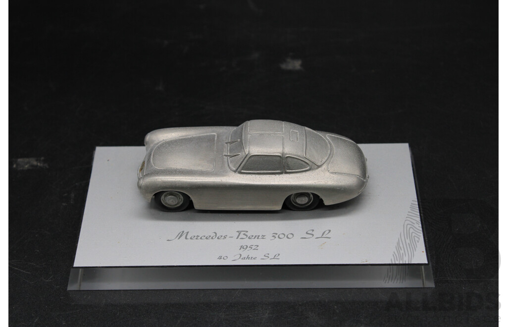 Mercedes-Benz 300 SL 1952  Metal on Base Model Car