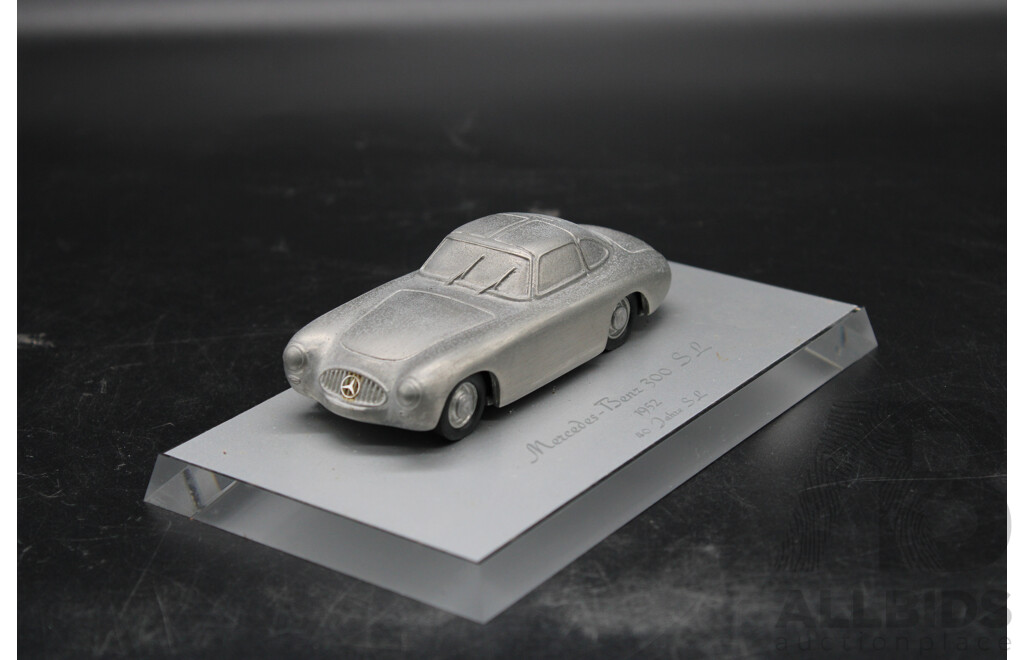 Mercedes-Benz 300 SL 1952  Metal on Base Model Car