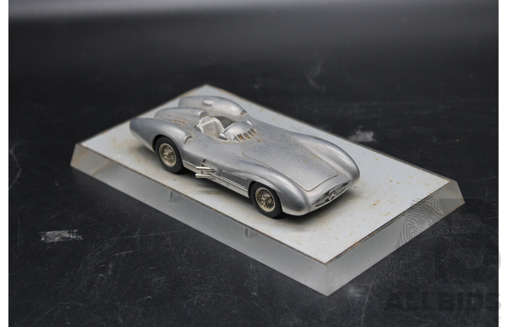 Mercedes-Benz W196 Stromlinienwagen Fangio 1954  Metal on Base Model Car