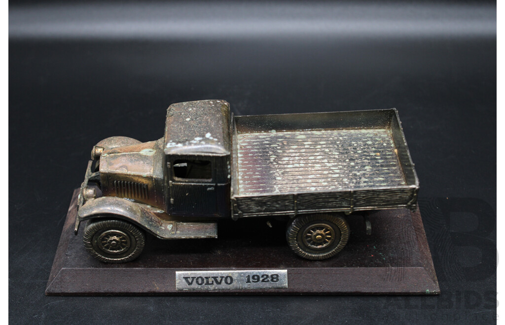 VOLVO LV40 1928 Metal on Base Model Car