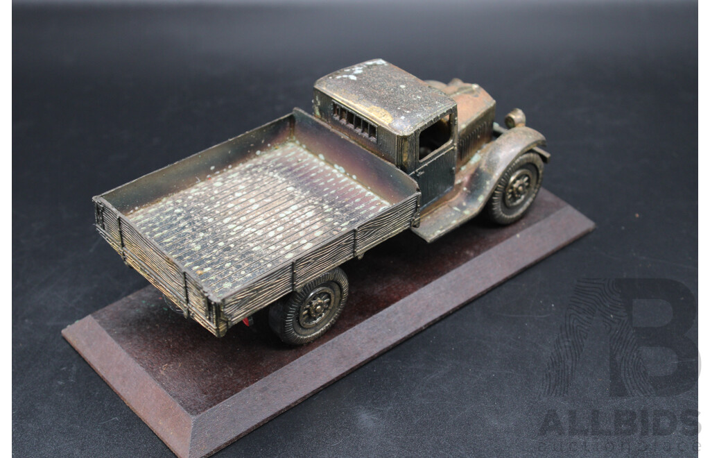 VOLVO LV40 1928 Metal on Base Model Car
