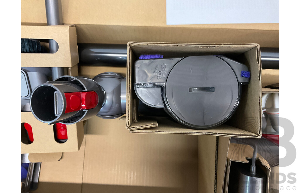 DYSON V8