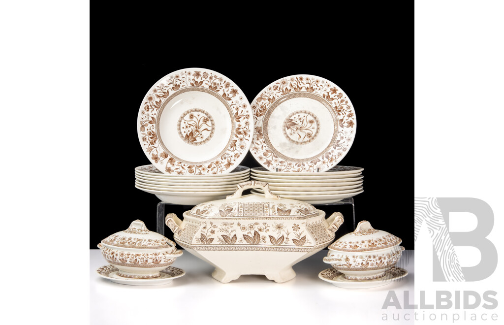 Antique Mintons Porcelain 20 Piece Crockery Set Including Two Lidded Sauce Boats with Underplates Along with Norman Lidded Tureen