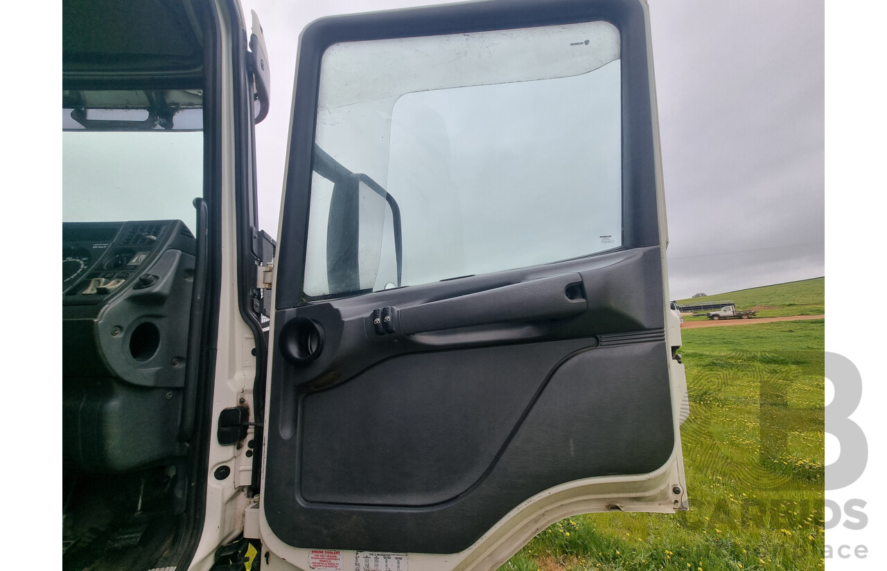 01/2001 Scania P114L 340 4x2 Short Combo Prime Mover With Turn Table