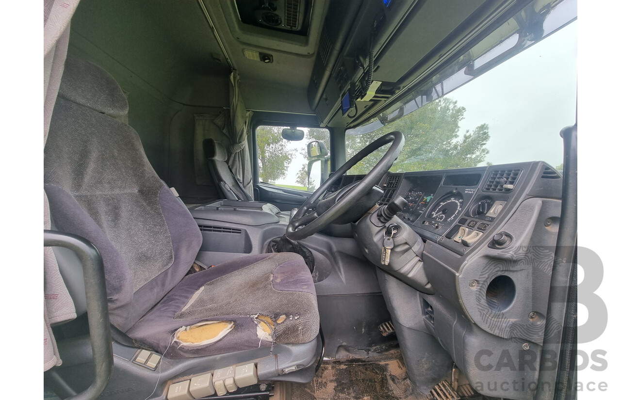 01/2001 Scania P114L 340 4x2 Short Combo Prime Mover With Turn Table