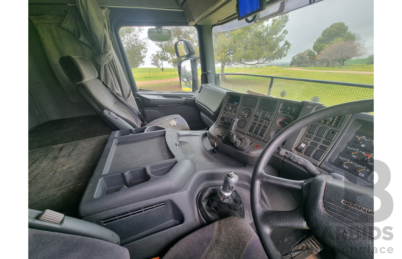 01/2001 Scania P114L 340 4x2 Short Combo Prime Mover With Turn Table