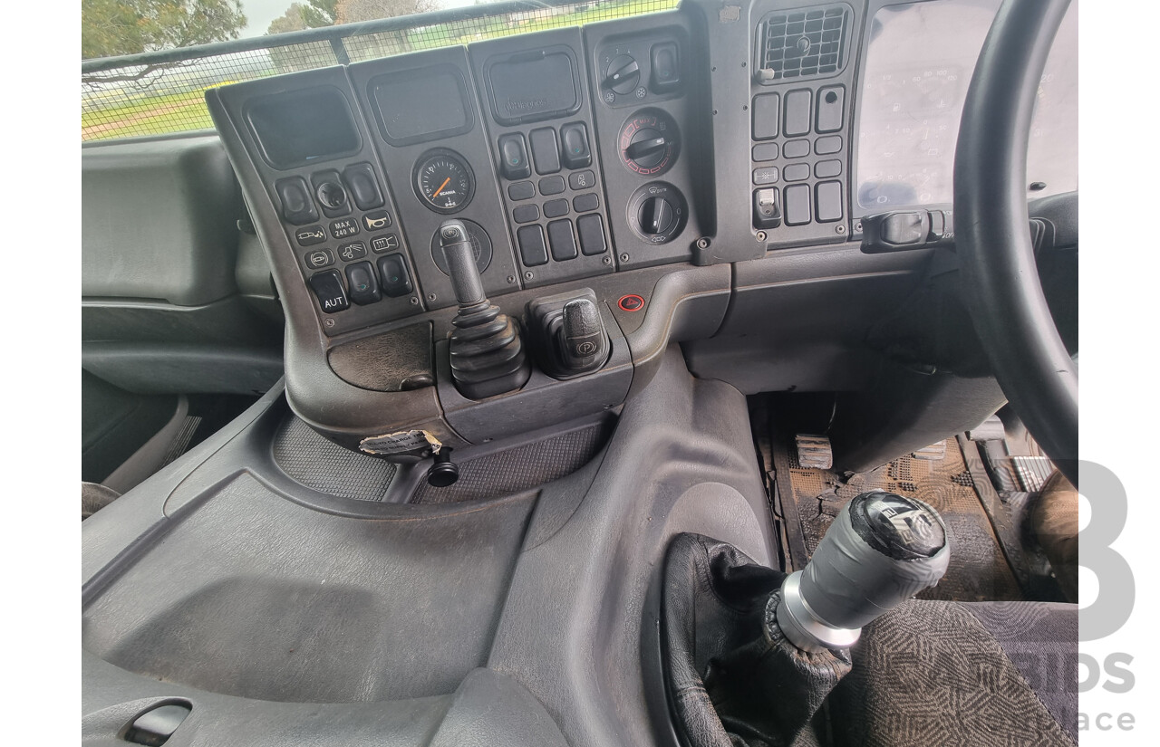01/2001 Scania P114L 340 4x2 Short Combo Prime Mover With Turn Table