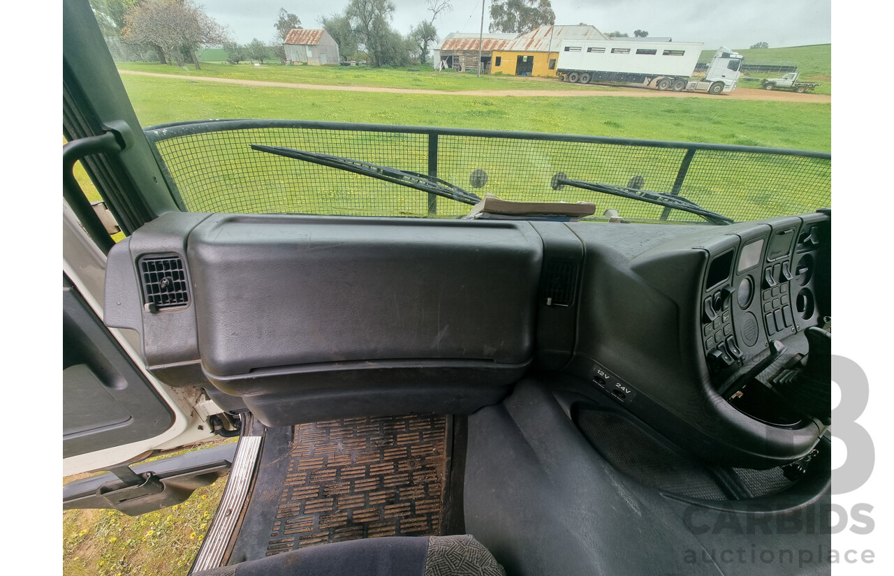 01/2001 Scania P114L 340 4x2 Short Combo Prime Mover With Turn Table