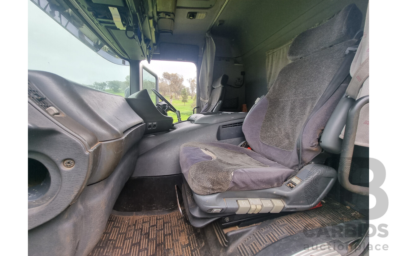 01/2001 Scania P114L 340 4x2 Short Combo Prime Mover With Turn Table