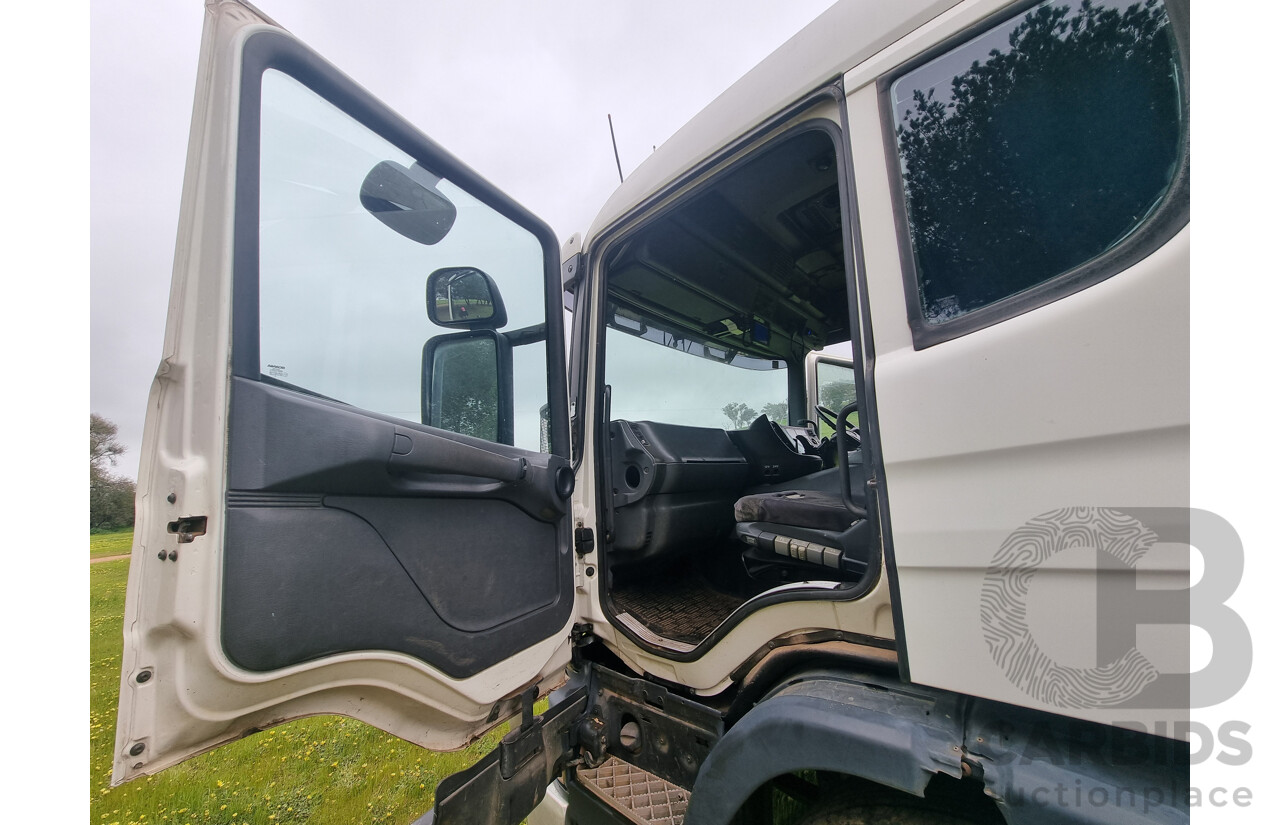 01/2001 Scania P114L 340 4x2 Short Combo Prime Mover With Turn Table