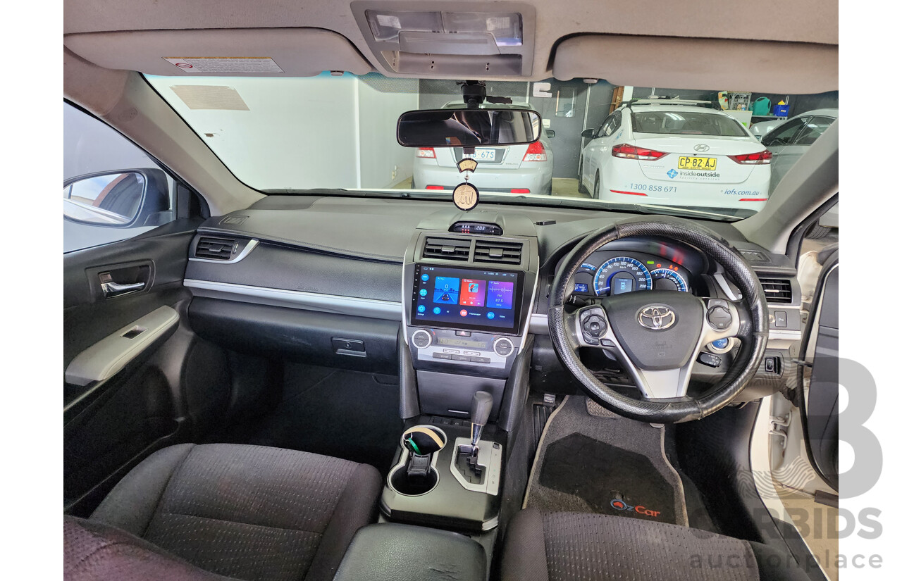 1/2015 Toyota Camry Hybrid H AVV50R 4d Sedan White 2.5L