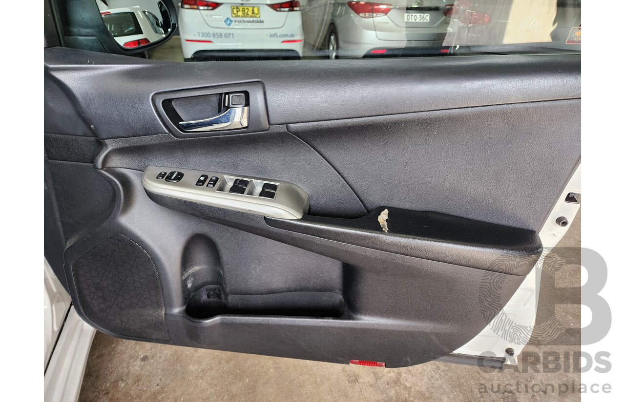 1/2015 Toyota Camry Hybrid H AVV50R 4d Sedan White 2.5L