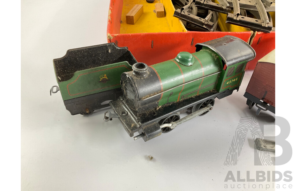 Hornby Clockwork 'O' Gauge Goods Train Set Engine and five wagons