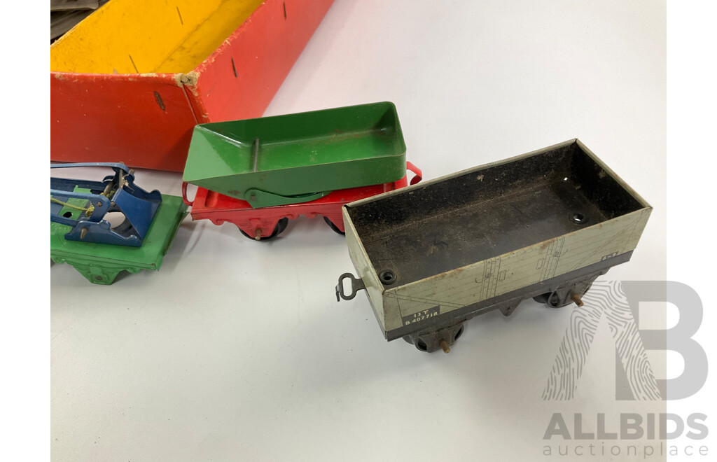 Hornby Clockwork 'O' Gauge Goods Train Set Engine and five wagons