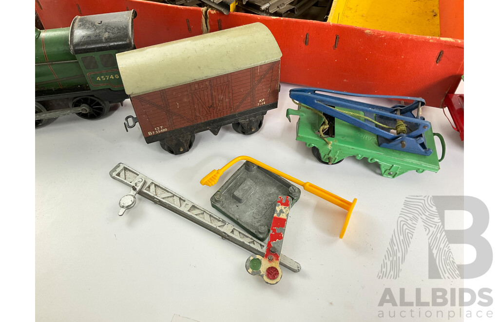 Hornby Clockwork 'O' Gauge Goods Train Set Engine and five wagons