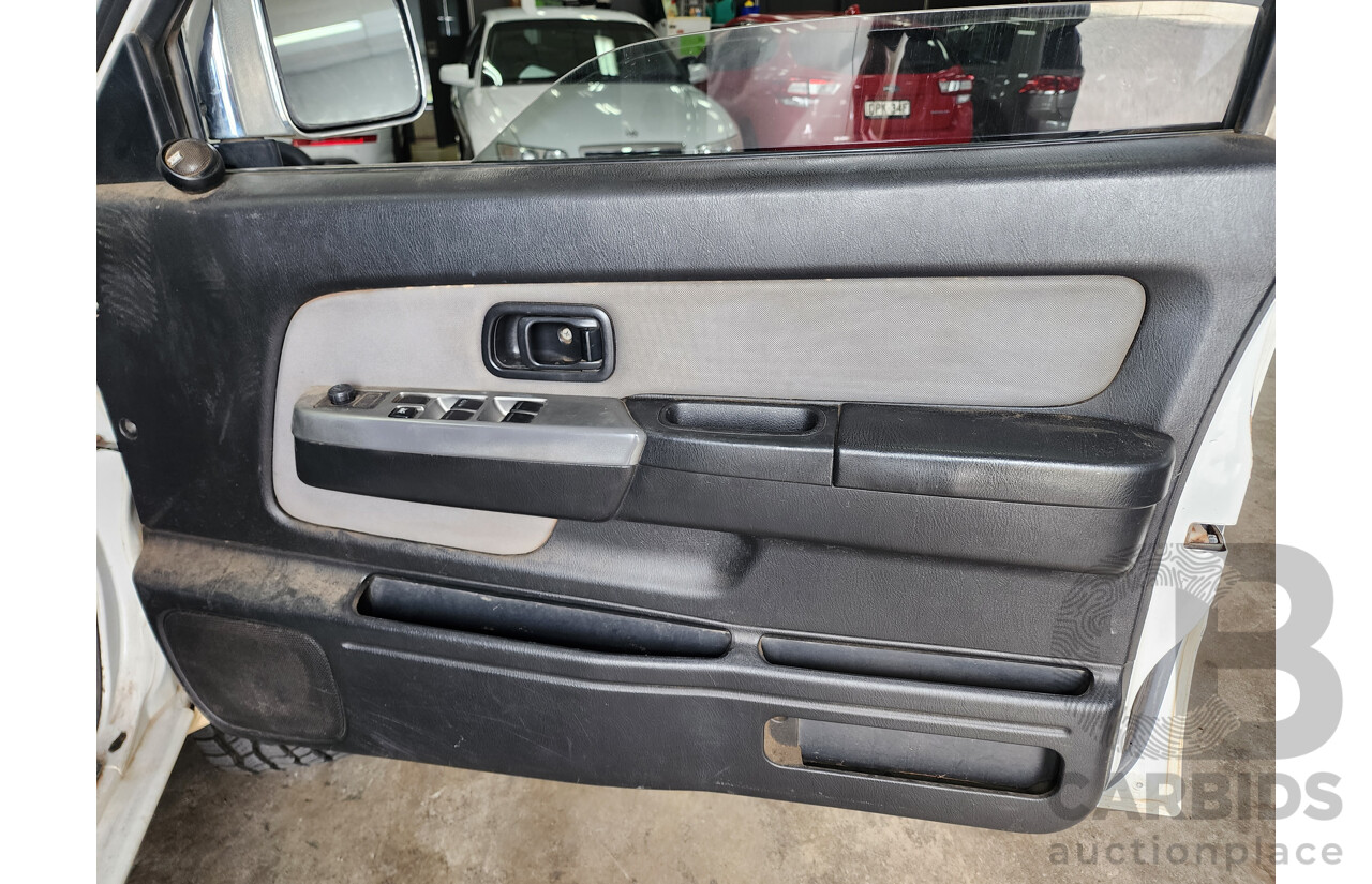 12/2011 Nissan Navara ST-R (4x4) D22 SERIES 5 Dual Cab P/Up White 2.5L