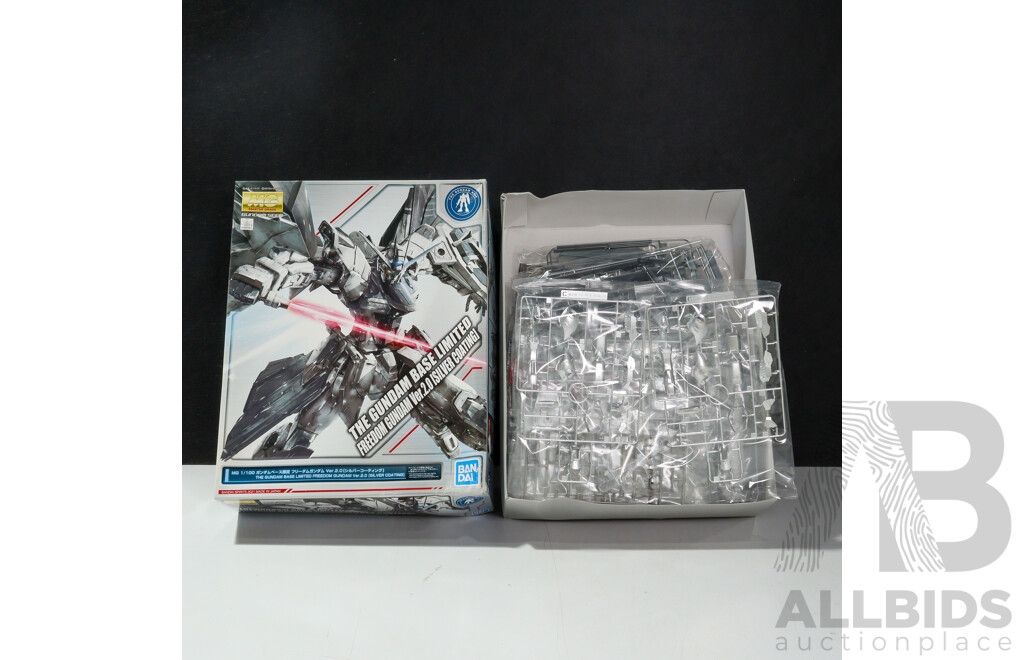 Boxed Bandai Freedom Gundam Ver 2.0 (Silver Coating)