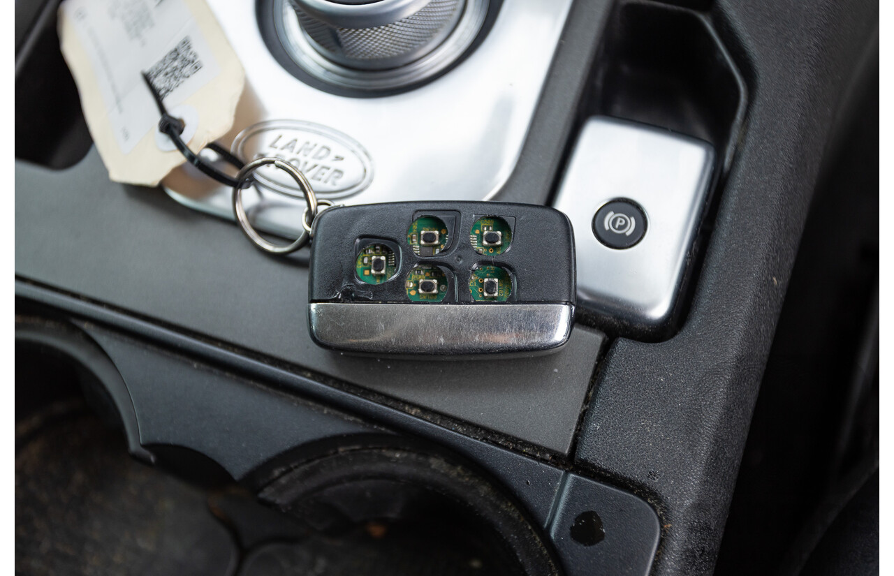 12/2013 Land Rover Discovery 4 3.0 SDV6 SE (4x4) MY13 4D Wagon Fuji White Turbo Diesel 3.0L - 7 seats