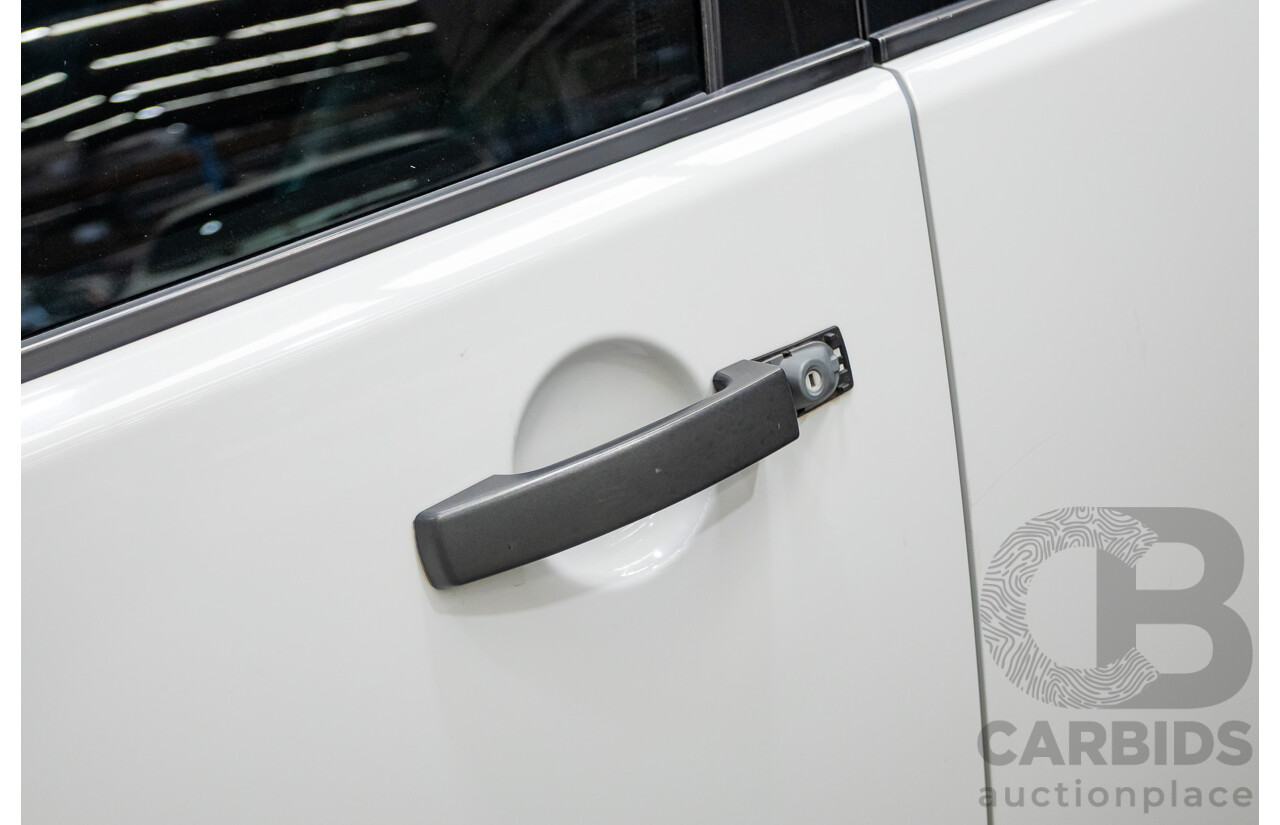 12/2013 Land Rover Discovery 4 3.0 SDV6 SE (4x4) MY13 4D Wagon Fuji White Turbo Diesel 3.0L - 7 seats