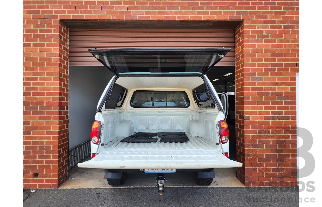 10/2014 Mitsubishi Triton GLX (4x4) MN MY15 Double Cab Utility White 2.5L