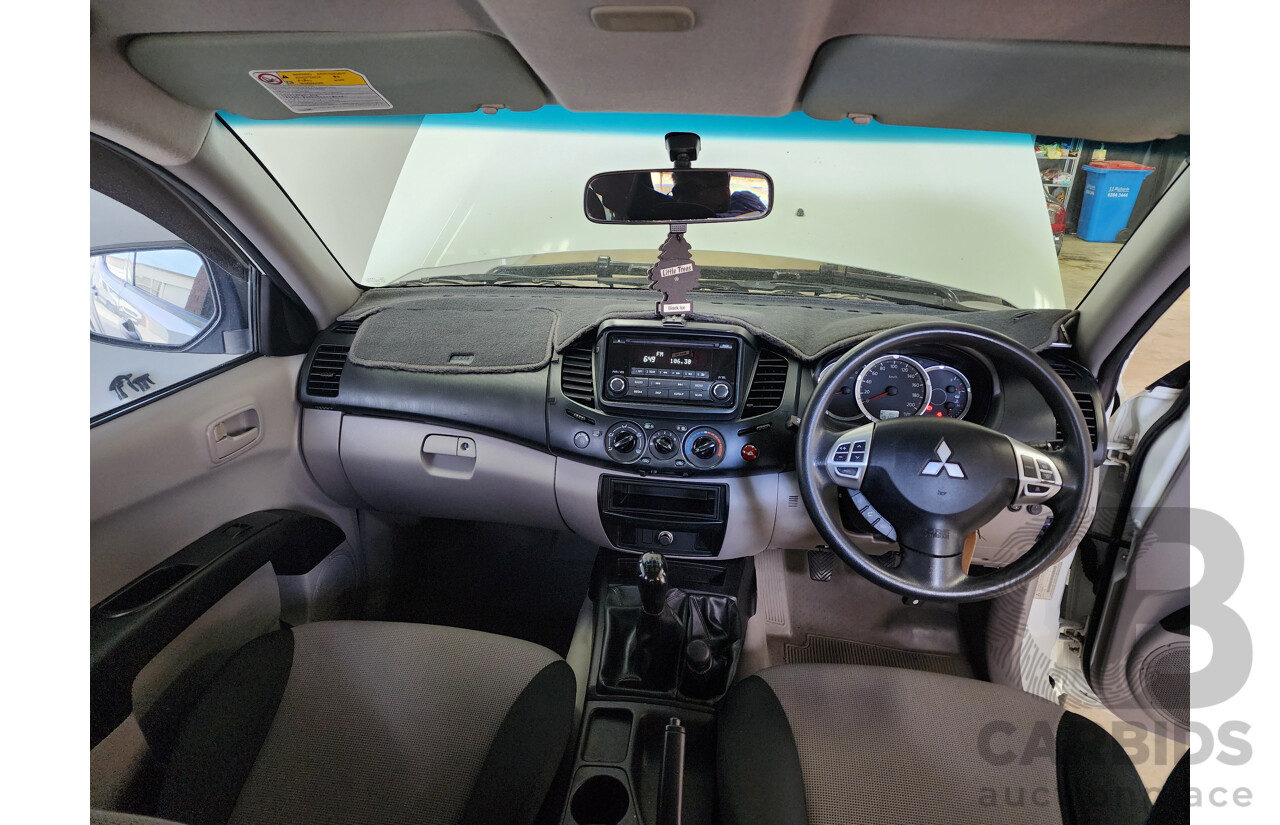 10/2014 Mitsubishi Triton GLX (4x4) MN MY15 Double Cab Utility White 2.5L