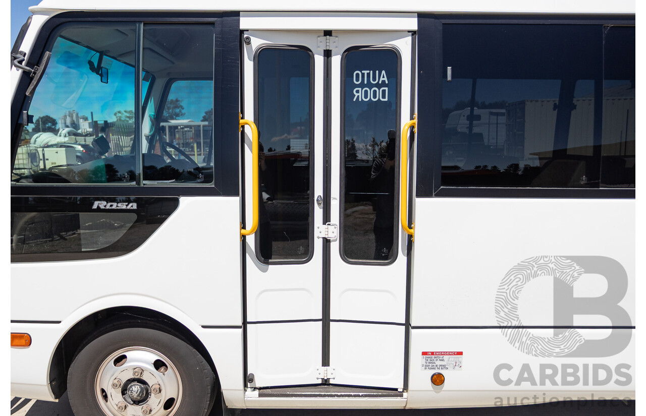 10/2007 Mitsubishi Fuso Rosa Turbo Diesel 3.9L 17 Seater Bus with Braun Vista Commercial Wheelchair Lift