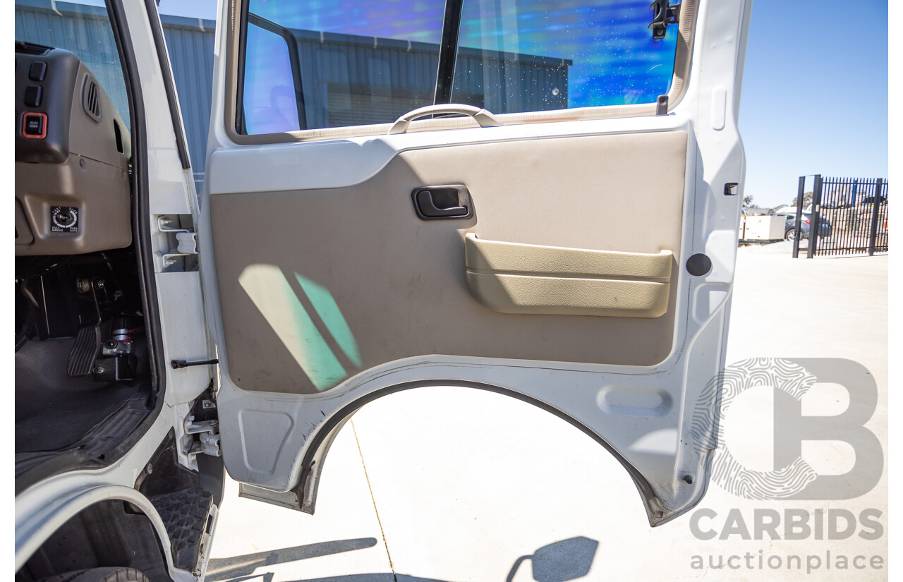10/2007 Mitsubishi Fuso Rosa Turbo Diesel 3.9L 17 Seater Bus with Braun Vista Commercial Wheelchair Lift