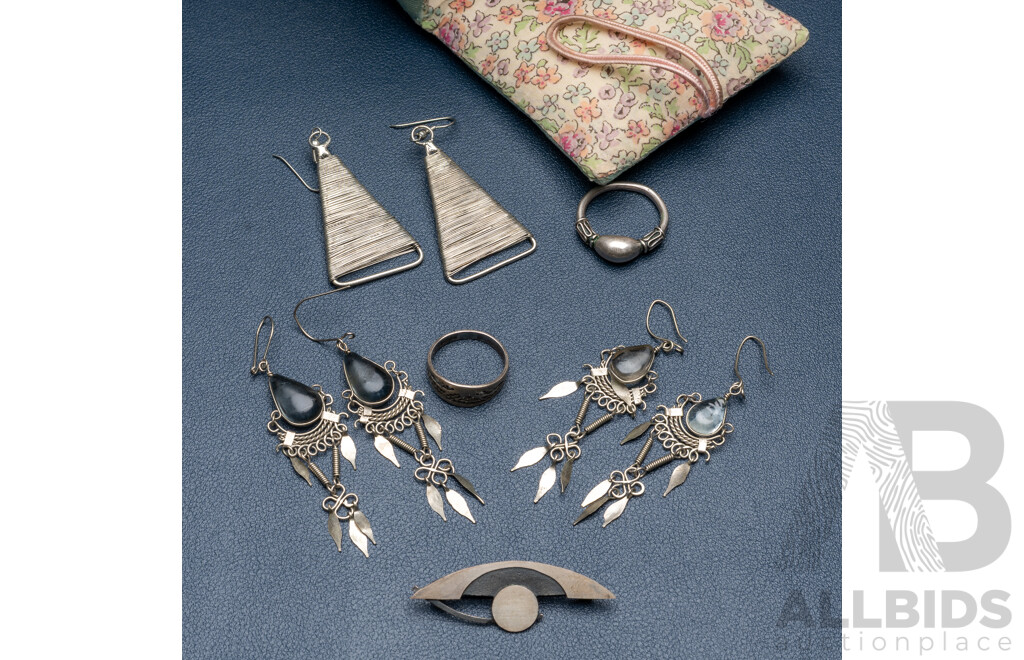 Collection of Sterling Silver Rings, Artisan Glass Drop Earrings and Artisan Brooch, 23.59 Grams