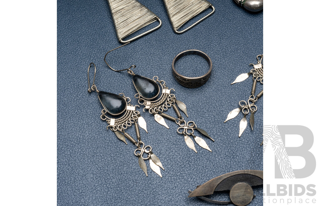 Collection of Sterling Silver Rings, Artisan Glass Drop Earrings and Artisan Brooch, 23.59 Grams
