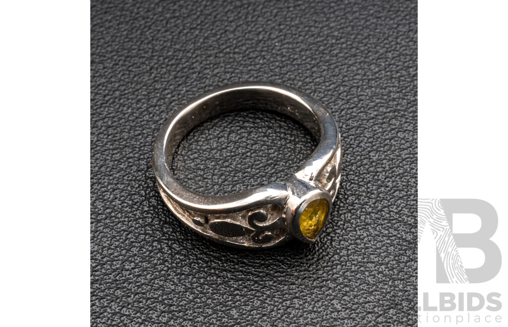 BRAND NEW - 9ct White Gold Yellow Tourmaline Saddle Ring, Size M, 6.59 Grams
