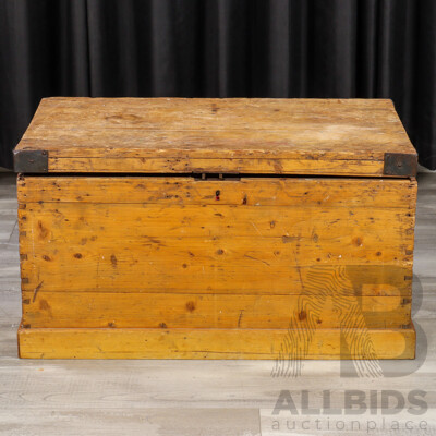 Vintage Pine Lift Top Trunk